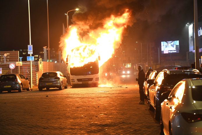 De brandweer kan de auto's en een bus die nu in brand staan ​​nog steeds niet blussen.