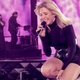 Bekijk de nieuwe clip van Ellie Goulding: 'Something In The Way You Move'