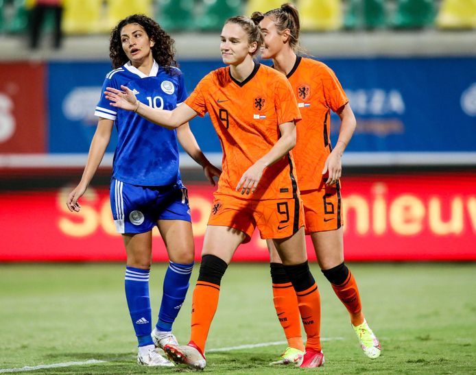 Vivianne Miedema viert haar goal.