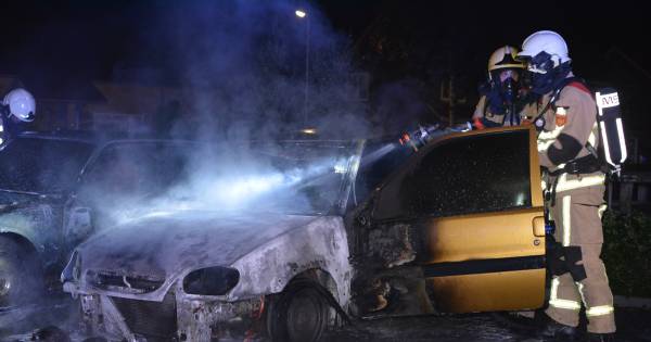 Geparkeerde auto's in Den Ham gaan in vlammen op