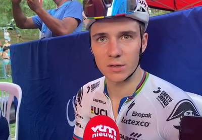 “Had die aanval liever enkele kilometers later ingezet”: Evenepoel en Simmons kort voor finish ingelopen door peloton, Welsford wint opnieuw