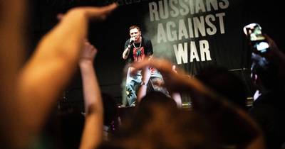 Kremlin bestempelt populaire Russische rapper als 'buitenlandse agent' na kritiek op oorlog