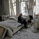 Foto van oude Syrische man die platen speelt te midden van verwoeste kamer gaat viraal