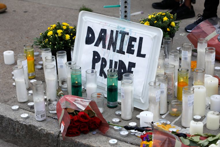 Een altaartje op de stoep in Rochester ter nagedachtenis aan Daniel Prude die een week na zijn gewelddadige arrestatie overleed. Beeld REUTERS
