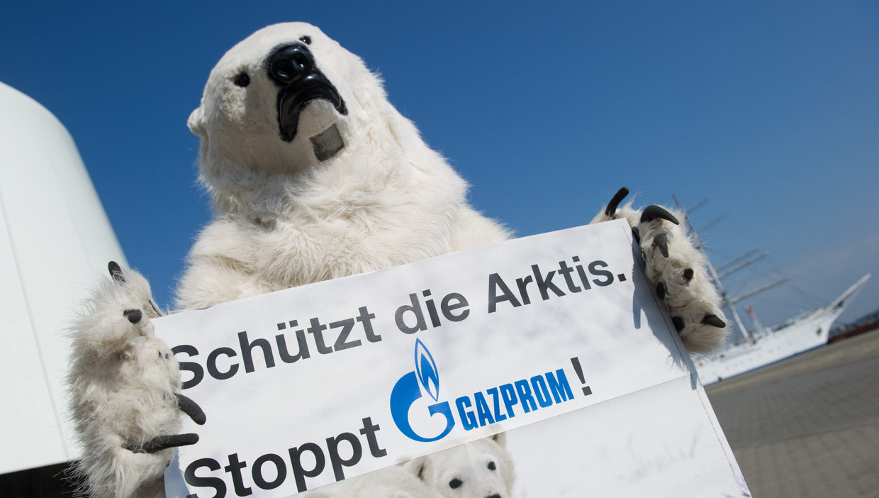 Een Greenpeace-activist demonstreert tegen het winnen van Noordpoololie. Beeld EPA