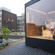 Muziek draaien bij sauna Kuuma met uitzicht over het Scheepvaartmuseum