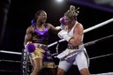 Claressa Shields (links) tijdens een bokswedstrijd met Marie-Eve Dicaire