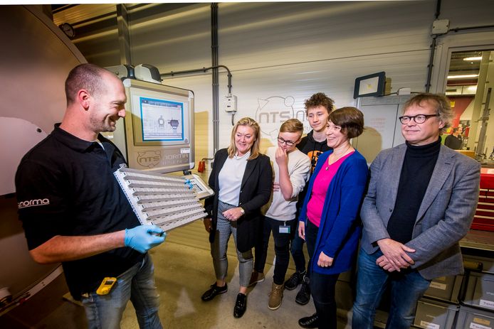 (vanaf links): Maarten Jacobs van Norma, Annemarie Heuvel, vwo-leerlingen Jesse ten Broek en Kylian van Dam, Gerdi Haverkamp en Martin Grondman van Norma.
