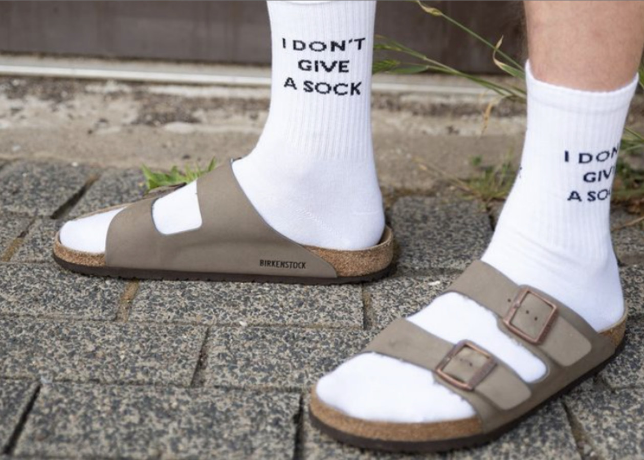terugvallen Uittrekken Sta in plaats daarvan op Niet nerdy, maar trendy: zo draag je sokken in sandalen. “2.000 jaar  geleden liepen de Romeinen ook zo rond” | Foto | hln.be