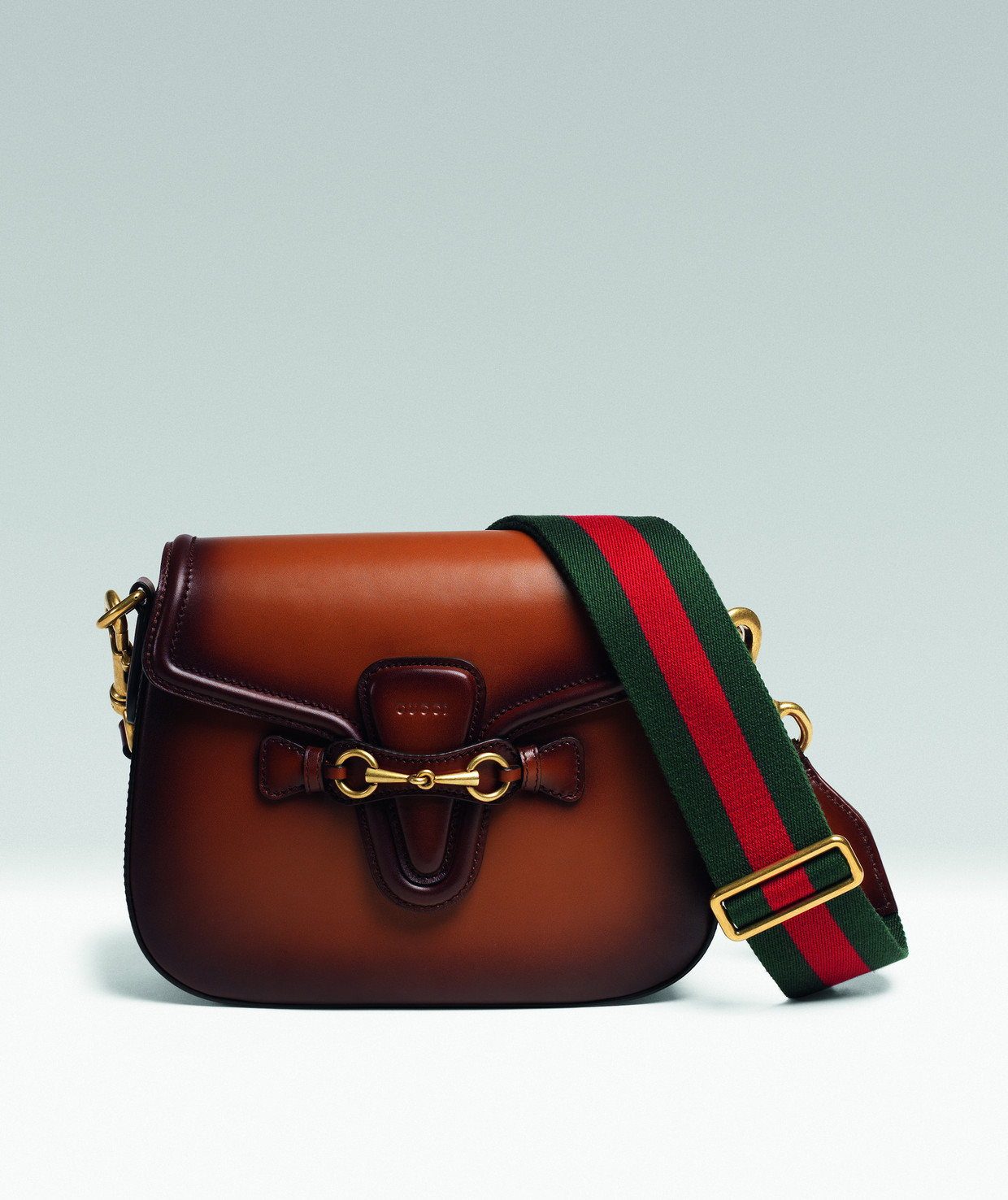 Klassieke leren schoudertas met canvas schouderband van Gucci, € 1.950. gucci.com Beeld Gucci