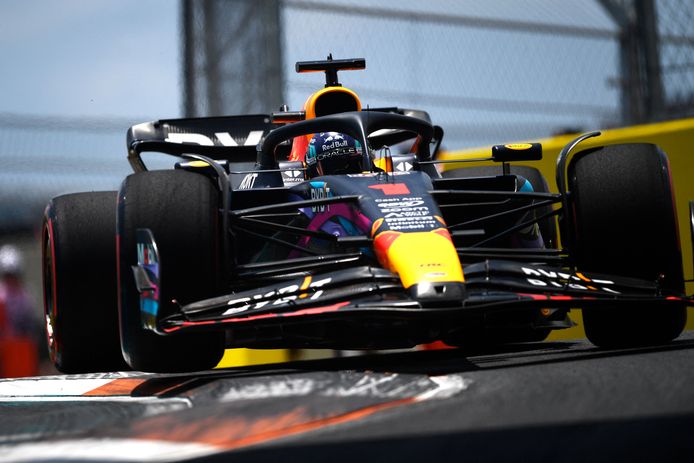 Kwalificatie loopt voor Max Verstappen uit op na crash Charles Leclerc, Sergio Pérez krijgt pole in de schoot geworpen | Formule 1 | AD.nl