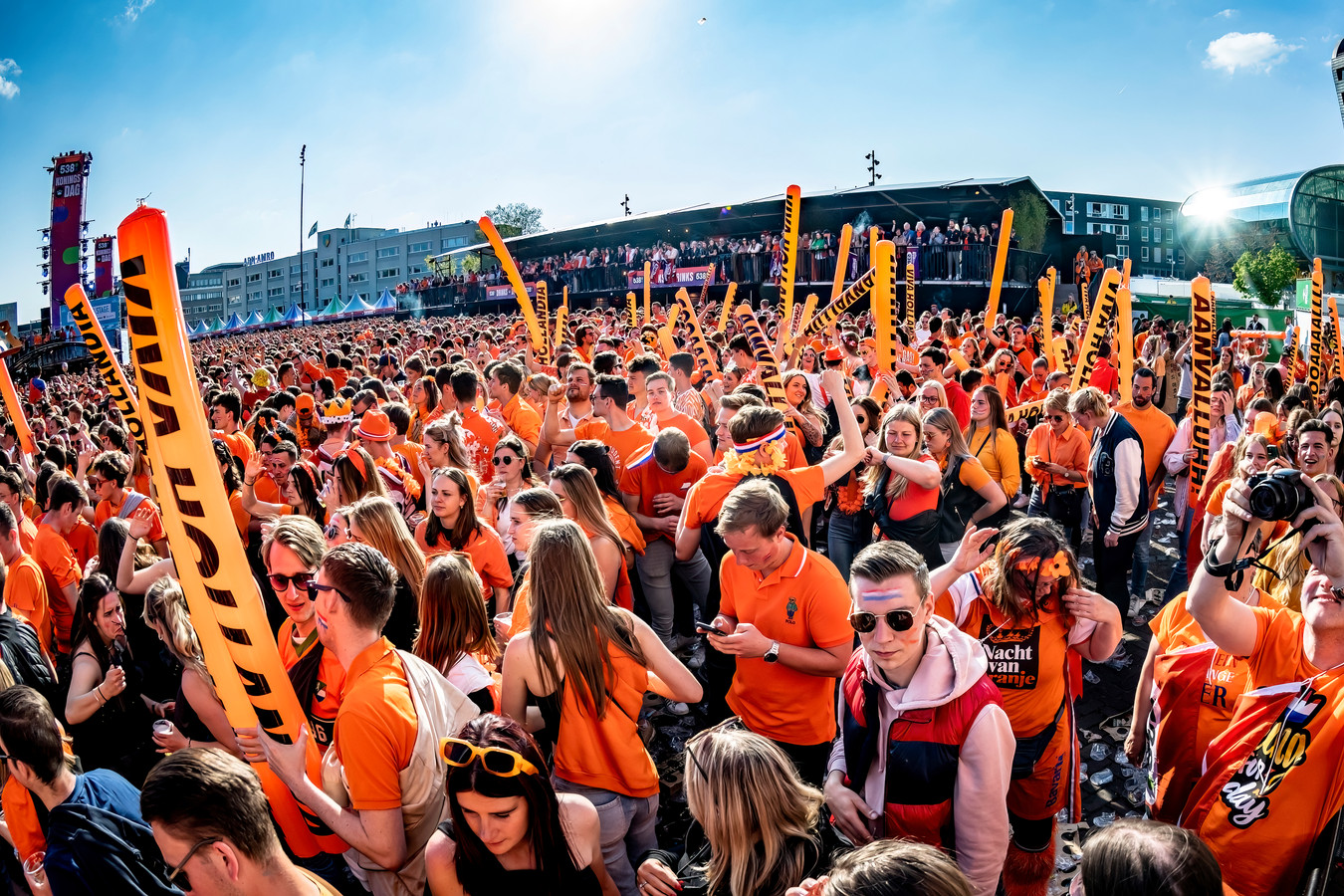 Dit dragen de feestvierders bij 538 Koningsdag Foto bndestem.nl