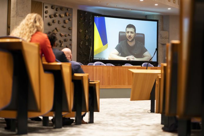 President Volodomir Zelenski van Oekraine gaf via een videoverbinding een toespraak in de Tweede Kamer.