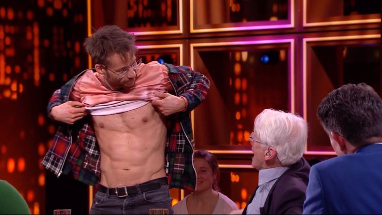 Giel Beelen laat zijn sixpack zien bij RTL Late Night. Beeld 