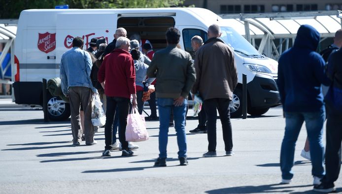 Mensen staan aan te schuiven voor een voedselpakket in Luik. (Archieffoto)