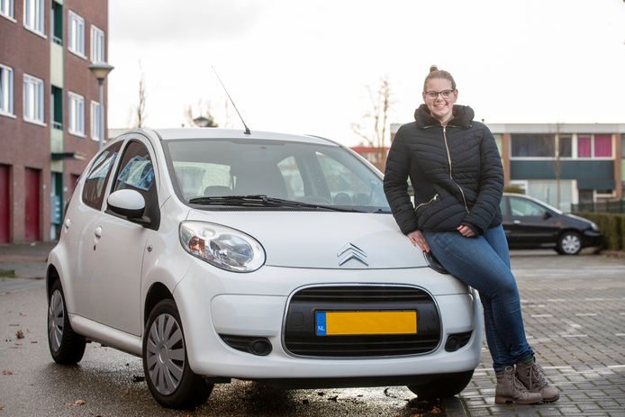 Irene Zantinge met haar nieuwe auto.