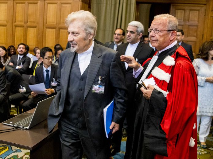 Mohsen Mohebi vertegenwoordiger voor Iran (L) betreedt de rechtszaal voorafgaand aan een zitting in het Internationaal Gerechtshof in Den Haag tussen Iran en de Verenigde Staten.