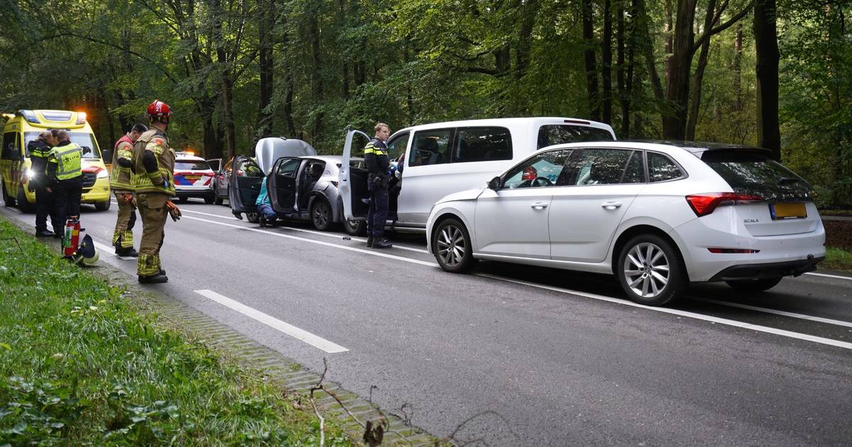 Politieauto wacht voor stoplicht op N35, dan gaat het drie keer mis: ‘De agenten schrokken zich een 