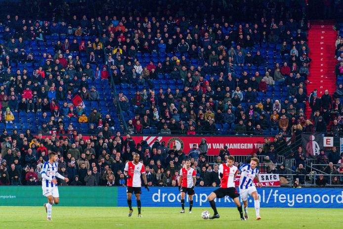 Fans kijken toe tijdens een duel tussen Feyenoord en Heerenveen.