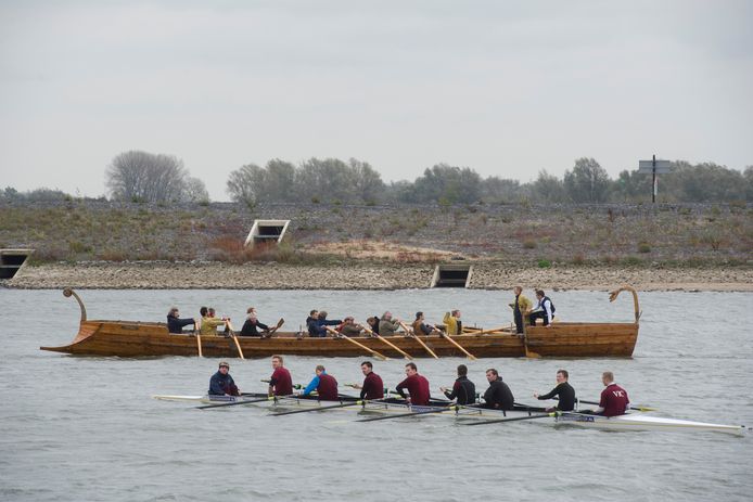 De Phocas Roeiregatta met een Romeins galeischip op de Spiegelwaal. Archieffoto
