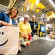 ‘Kletskassa’s’ tegen eenzaamheid, Britse Aldi-offensief en ander internationaal economisch nieuws