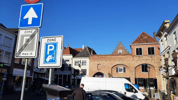 Betaald parkeren in de Waterstraat in Zaltbommel verdwijnt. Op alle plekken geldt vanaf juli verplicht gebruik van een parkeerschijf voor maximaal één uur.