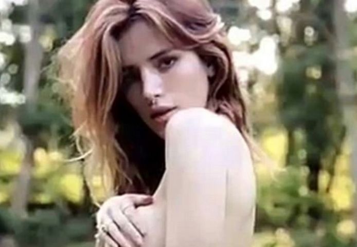 Bella Thorne deelt topless-foto op Snapchat.