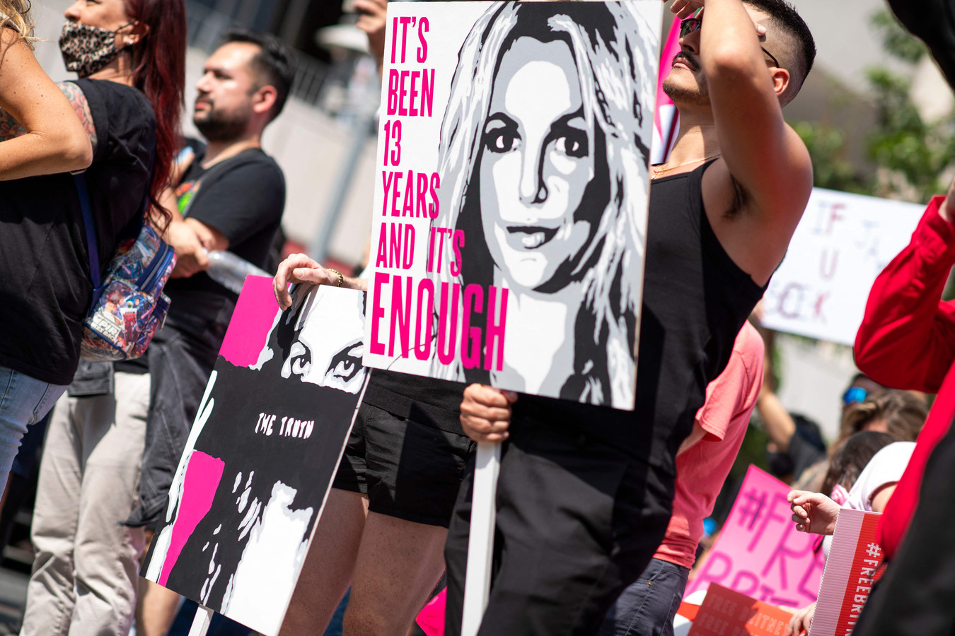 Des fans de Britney Spears se rassemblent devant le palais de justice avant l'annonce de la suspension de la mise sous tutelle du père de Britney Spears, Jamie Spears, à Los Angeles.