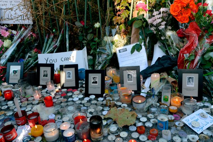 De gedenkplaatsen die opdoken aan de concertzaal Bataclan na de aanslag van 13 november 2015.