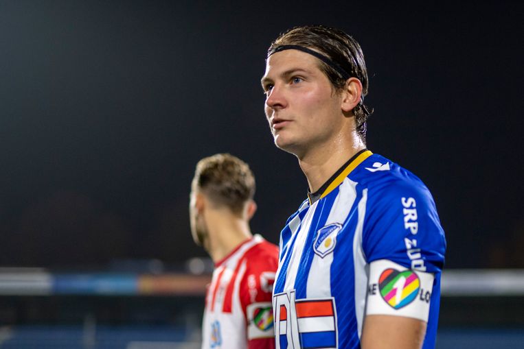 De captain van FC Eindhoven, Maarten Peijnenburg, draagt de OneLove-band in de wedstrijd tegen Top Oss. Beeld Johan Manders / Pro Shots 