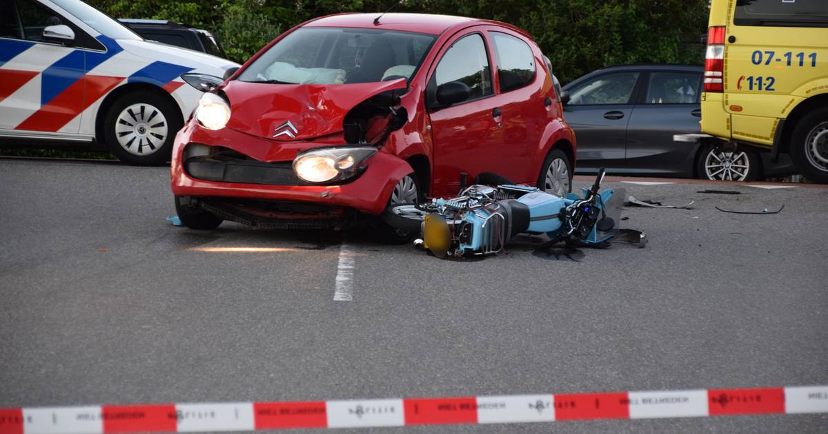 Fietser naar het ziekenhuis na ongeval op de Gasthuisstraat in Barneveld.