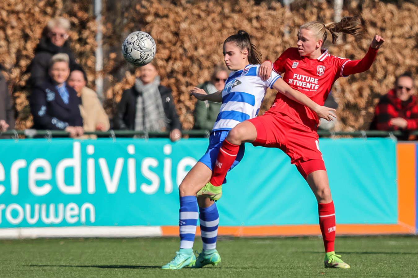 Loyce Speelman - op beeld tegen FC Twente - bracht PEC met haar treffer tegen ADO weer in de wedstrijd.