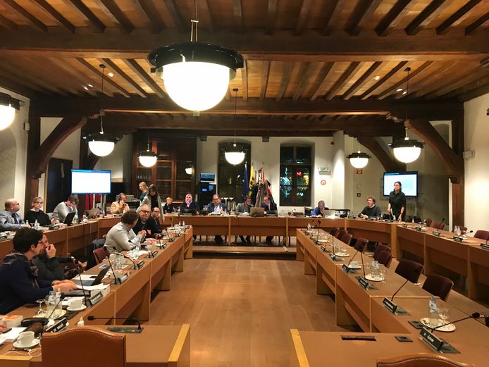 De oppositie verlaat de gemeenteraad.