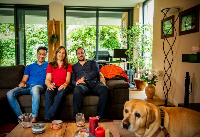Het gezin van Paulien Siegman neemt vluchtelingen in huis. Hussam (r) en Mohsen (l) leerden Nederland kennen in haar familie.