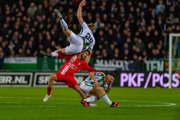 Ricky van Wolfswinkel  ziet de tegenstanders boven en onder zich.