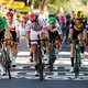 In zijn sprint na de val grijpt Groenewegen pijnlijk mis