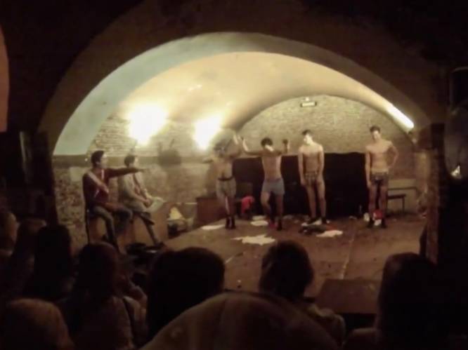 Dooprituelen bij omstreden studentenclub Aesculapia gaan nog verder dan verplichte stripact: meisjes worden betast aan hun ‘boobies’ en ‘pijpsletschachtjes’ moeten condoom uitdrinken