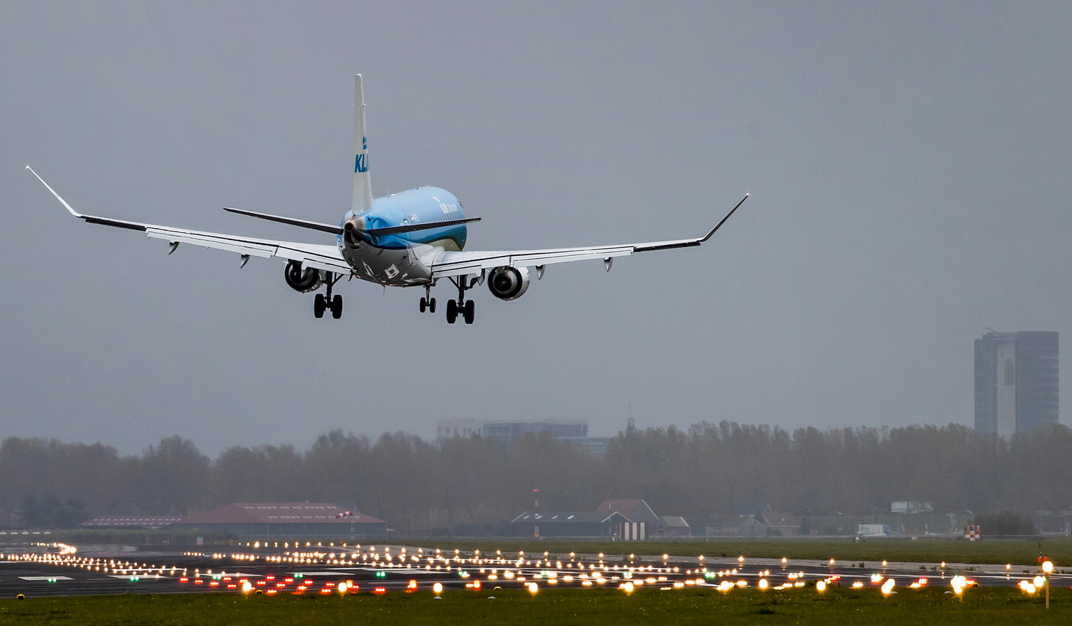 Vliegtuig Landt Vóór Landingsbaan Op Schiphol “dit Komt Echt Bijna