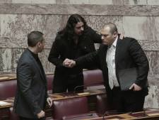 Deux députés d'Aube dorée viennent menottés devant le Parlement