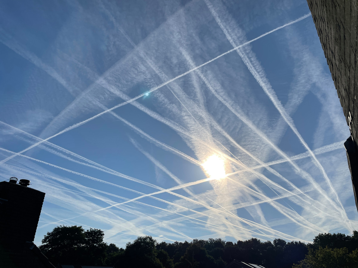 Opvallend veel strepen in de lucht te zien ‘Vliegen er zó veel meer vliegtuigen?’ Foto