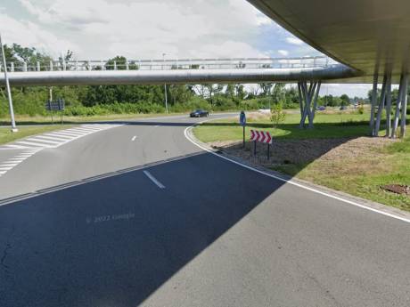 Twintiger belandt met wagen tegen muur aan rotonde bij Kinepolis