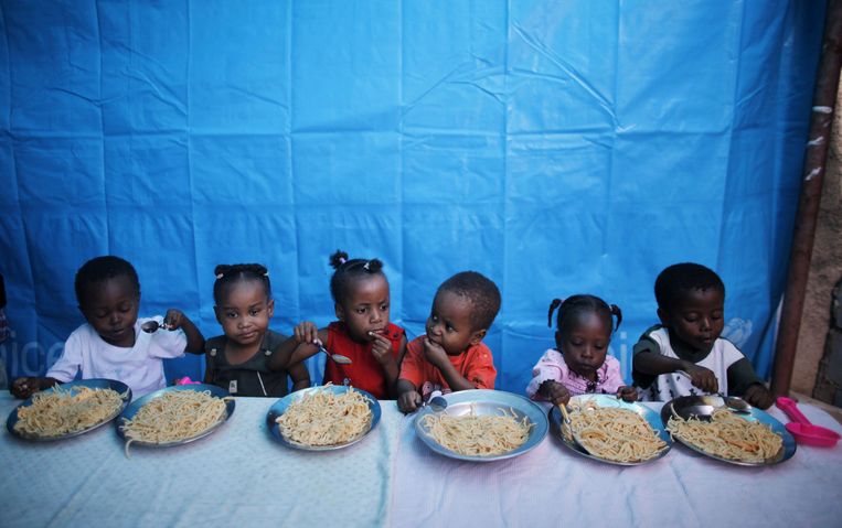 Kinderen in een tehuis in Port-au-Prince, twee weken na de aardbeving. Beeld Reuters