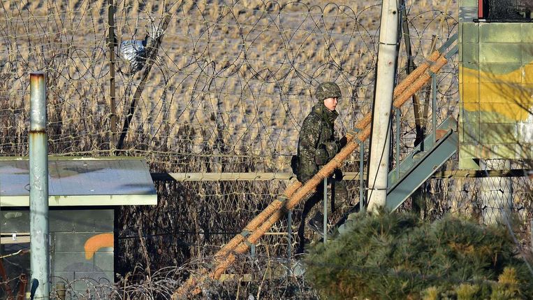 Een Zuid-Koreaanse militair aan de grens met Noord-Korea. Beeld AFP