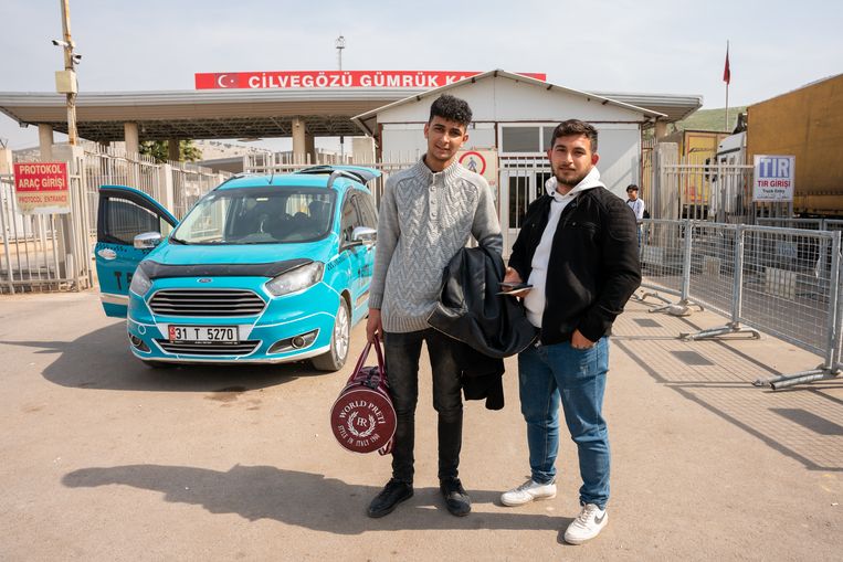 Abdullah Hussein (links) en zijn neef (rechts). Beeld Ingrid Woudwijk
