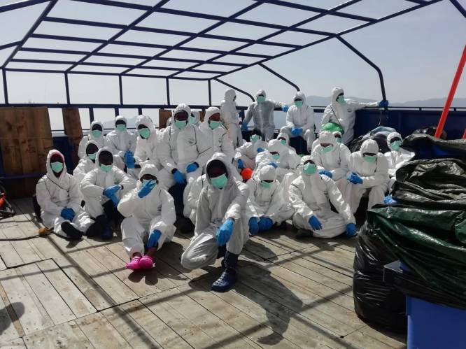 Op zee geredde migranten zitten in isolatie op veerboot voor kust Sicilië