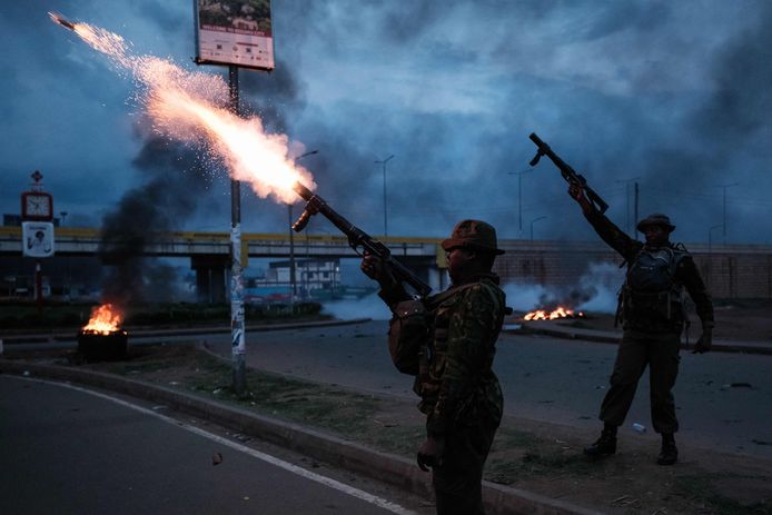 Politie vuurt traangas af in Kisumu (Kenia) tijdens een protest van aanhangers van presidentskandidaat Raila Odinga naar aanleiding van de bekendmaking van de winst van president William Ruto.