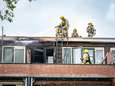 Brandweer sloopt dak voor blussen brand in woning Rotterdam-Zuid 