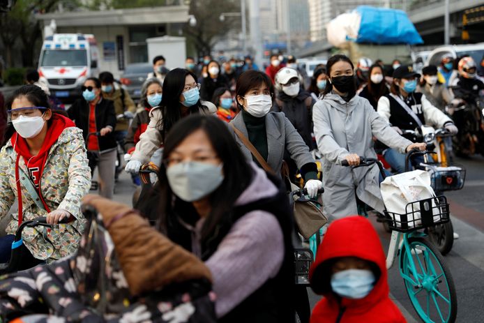 In Peking is het normale leven weer hervat, maar dan wel mét mondmasker.