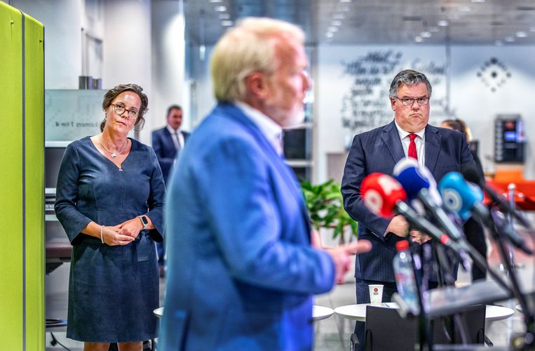 Verklaring na afloop van het overleg. RIVM-directeur Jaap van Dissel (Infectieziektenbestrijding) staat de pers te woord, met achter hem Zorgminister Tamara van Ark en Hubert Bruls, voorzitter van het Veiligheidsberaad. Beeld Raymond Rutting / de Volkskrant