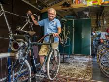 Antieke racefietsen laten wielerhart Budelse oud-renner sneller kloppen